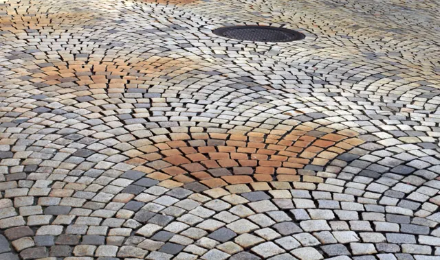 Cobblestone paving pattern