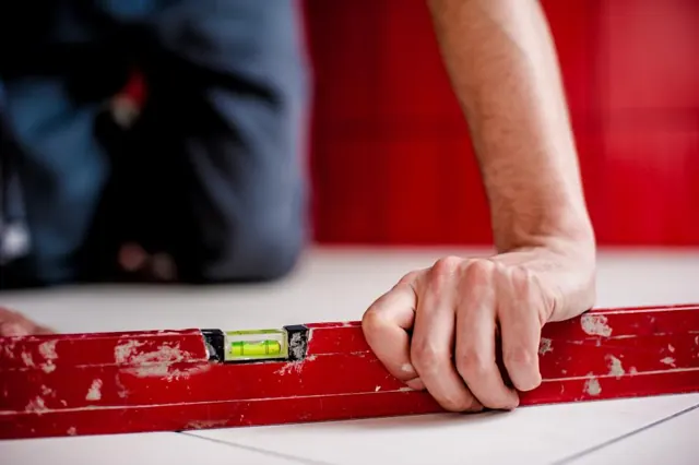 Checking a surface with a spirit level